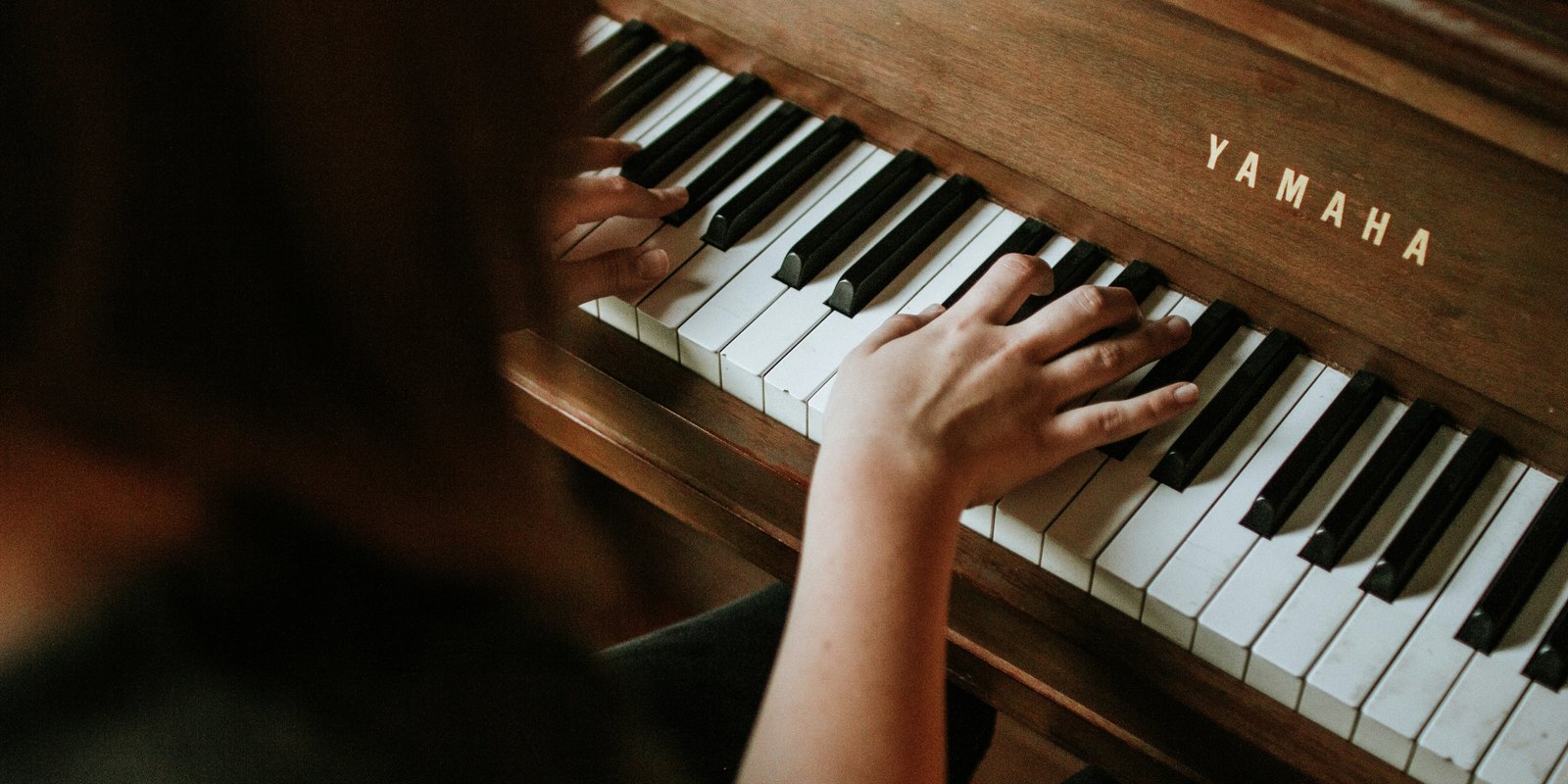 Mãos a tocar piano